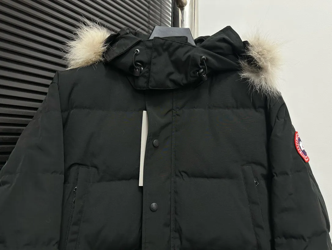 P780 [canada goose wyndham] 29 parka down jackets. The fabric is as soft and hard as the original. It can be restored by kneading at will (fabric misunderstanding: fabrics with high hardness are not waterproof. Only those who buy the latest authentic version this year will notice the softness and comfort of the fabric). The down is synchronized with the authentic white duck down. It is fluffy and not clumps. The electronically controlled down filling machine is filled with down. The zipper is customized with authentic ykk military grade copper core zipper puller. The high-hardness, non-stuck fur collar is made from original and custom-made western Canadian coyote skin. All workmanship and wiring are controlled by workers with more than ten years of service. They must be horizontal and vertical, and no crookedness is allowed. The wiring density inside is more sophisticated. Fighters in the world 29 battle all kinds of world products. Size: XS-XXL